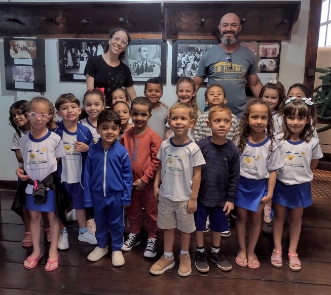 api-modulos/fotos/img/galeria_cat_culturais_490/490/13490/6 - VISITA GUIADA POR GUSTAVO, CEMEI ABELHINHA DOURADA, PROF, DANIELA, 22.10.2025 (9).jpg